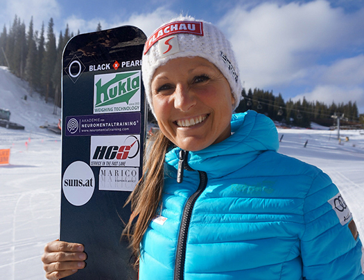 Claudia Riegler mit ihrem Snowboard